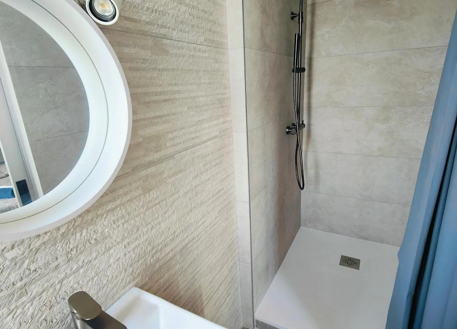 Homestay Self-Checkin Town House - Rooms To Rent In A Beautiful Modern Town House - Not A Hotel - Location De Chambres Avec Arrivee En Autonomie - Extra Fee For Sheets And Towels - Private Parking - Check Your Plateform Inbox And Follow Check-In Instructions Saint-Romain-en-Gal