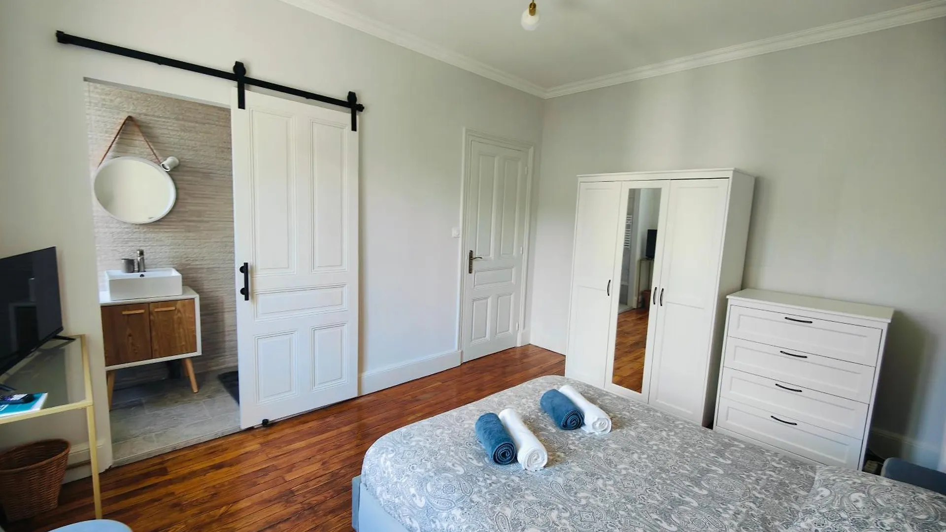 Self-Checkin Town House - Rooms To Rent In A Beautiful Modern Town House - Not A Hotel - Location De Chambres Avec Arrivee En Autonomie - Extra Fee For Sheets And Towels - Private Parking - Check Your Plateform Inbox And Follow Check-In Instructions Saint-Romain-en-Gal