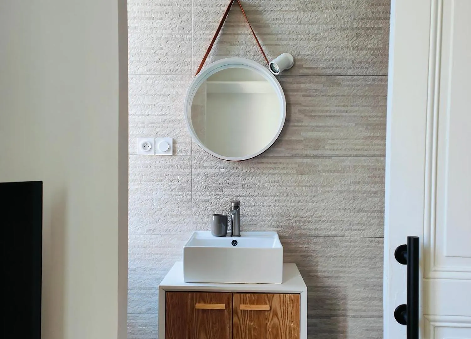 Self-Checkin Town House - Rooms To Rent In A Beautiful Modern Town House - Not A Hotel - Location De Chambres Avec Arrivee En Autonomie - Extra Fee For Sheets And Towels - Private Parking - Check Your Plateform Inbox And Follow Check-In Instructions Saint-Romain-en-Gal 0*,