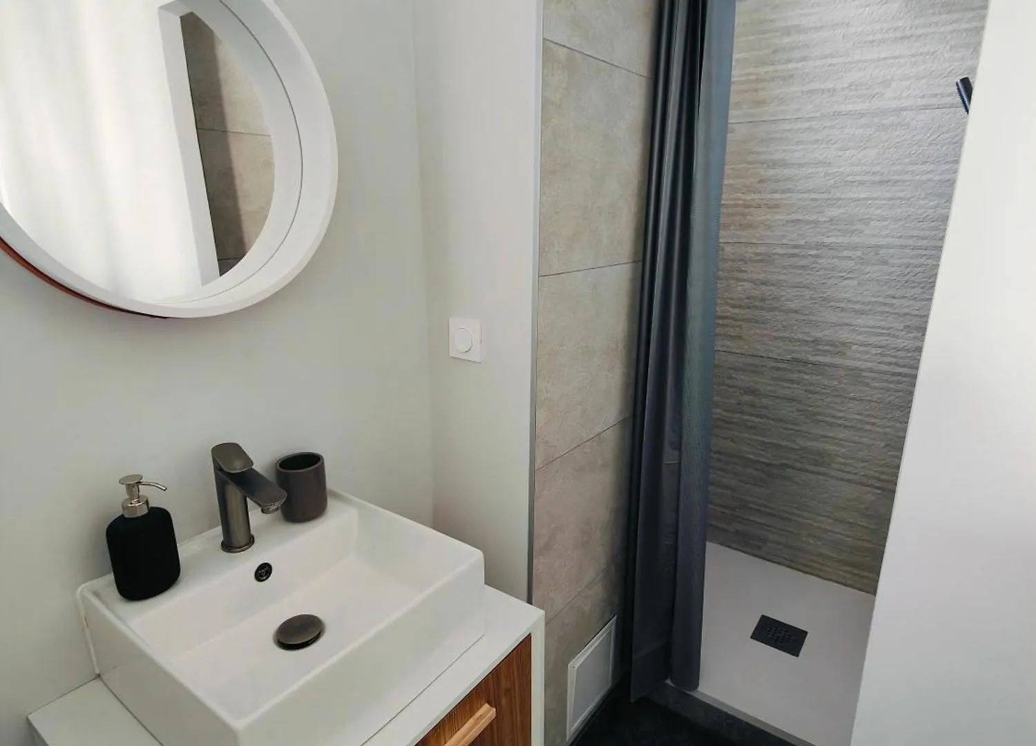 Self-Checkin Town House - Rooms To Rent In A Beautiful Modern Town House - Not A Hotel - Location De Chambres Avec Arrivee En Autonomie - Extra Fee For Sheets And Towels - Private Parking - Check Your Plateform Inbox And Follow Check-In Instructions Saint-Romain-en-Gal Privatunterkunft
