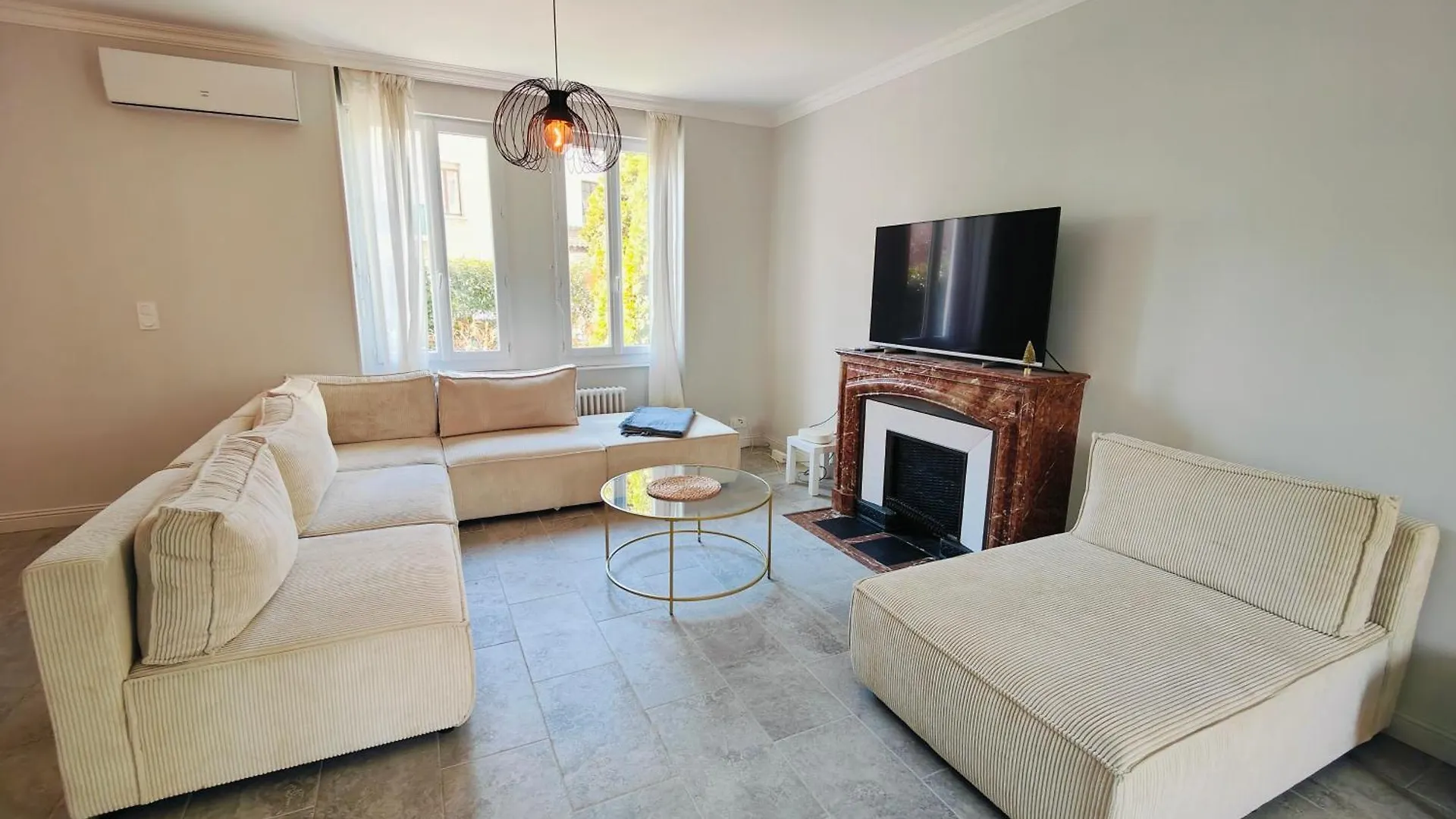 Self-Checkin Town House - Rooms To Rent In A Beautiful Modern Town House - Not A Hotel - Location De Chambres Avec Arrivee En Autonomie - Extra Fee For Sheets And Towels - Private Parking - Check Your Plateform Inbox And Follow Check-In Instructions Saint-Romain-en-Gal